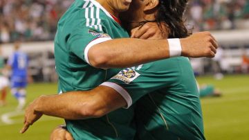 Javier 'Chicharito' Hernández y Aldo de Nigris celebran un gol con el Tri.