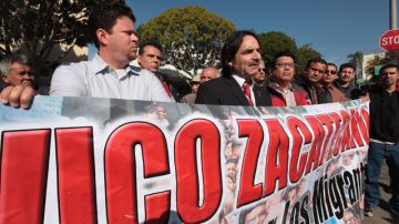 Un grupo de mexicanos se manifestaron  frente al Consulado de México en Los Ángeles.