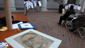 Monseñor Óscar Romero, cuyo rostro se aprecia en el dibujo sobre la mesa, es recordado con mucho respeto y agradecimiento de Los Angeles.