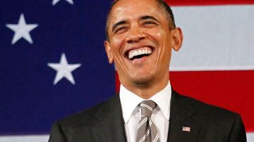 El presidente Obama bromea durante el evento en el Teatro Apollo de Harlem.