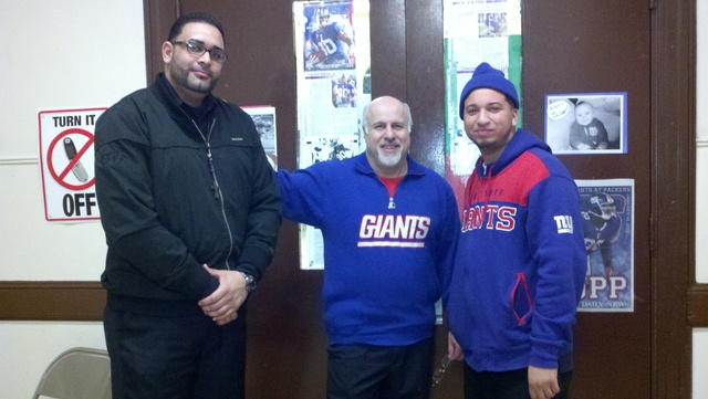 Frank Puglise, director de la PS No. 21 de Paterson, NJ, al centro, acompañado por Xavier  Muñiz (izq.) y Danny López (der.).
