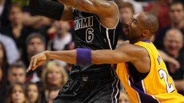 LeBron James, del Heat (izq.) protege el balón ante la defensa de Kobe Bryant, de los Lakers.
