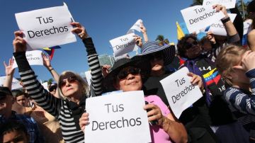 Venezolanos protestaron ayer contra el cierre de su consulado en Miami, Florida.