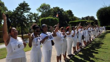 Las Damas de Blanco marchan portando retratos del opositor Wilman Villar, fallecido en una huelga de hambre, por la 5ta Avenida de La Habana (Cuba).