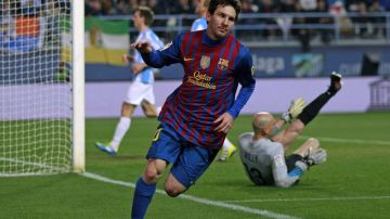 Lionel Messi marcó otra tripleta para el Barcelona, que goleó 4-1 al Málaga, los mismos que el Real Madrid le metió al Athletic de Bilbao.