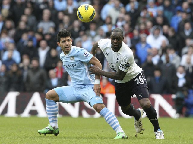 El argentino del City,  Sergio 'Kun' Agüero (izq.) disputa el balón con Ledley King,  del Tottenham.