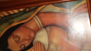 Padre de Gabriel toca la foto de su hijo.