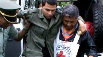 El policía  Harrison Stiven Giraldo (c) es asistido por personal del Comité Internacional de la Cruz Roja (CICR) en Popayán.