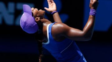 La estadounidense Serena Williams se lamenta tras perder un punto contra la rusa Ekaterina Makarova.