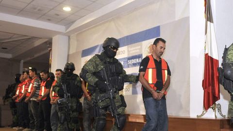 Soldados  custodian a los  detenidos que fueron presentados en Ciudad de México, luego de su captura en un operativo en el que murió Luis Alberto Cabrera Sarabia.