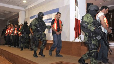 Soldados custodian a los detenidos que fueron presentados en Ciudad de México, luego de su captura en un operativo en el que murió Luis Alberto Cabrera Sarabia.