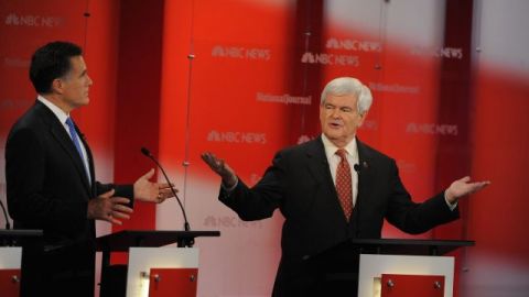 Mitt Romney (izq.) y Newt Gingrich durante el debate del lunes en la noche.
