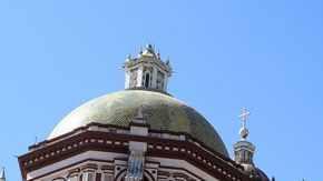 Un historiador mexicano de la ciudad de Puebla utiliza las redes sociales del siglo XXI para financiar la restauración del acervo de la catedral de esta localidad mexicana levantada en el siglo XV y que ha sufrido los avatares del tiempo.