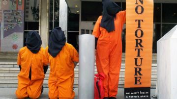Integrantes de grupos que se oponen a la tortura de reos protestan para pedir el cierre de la prisión de Guantánamo.