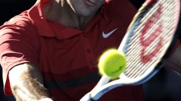 El   suizo Roger Federer avanzó a semifinales del Abierto de Australia tras vencer al argentino Juan Martín del Potro.