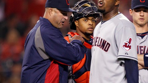 'Fausto Carmona', abridor de los Indios de Cleveland (segundo desde la derecha) molesto con el manager Manny Acta (izq) porque lo sacó del partido en Anaheim, California el 12 de abril pasado.