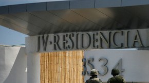 Militares patrullan las calles de Veracruz donde operan los dos carteles que tienen en jaque a las autoridades.