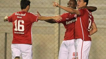 Damiao (der.) festeja con  Kleber (centro) y Oscar luego de anotar el gol del triunfo de Internacional ante Caldas.