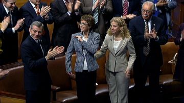 Esta imagen de  video muestra a la congresista Gabrielle Giffords (D-Ariz), centro, en momentos en que es aplaudida y ovacionada por sus colegas del Congreso.