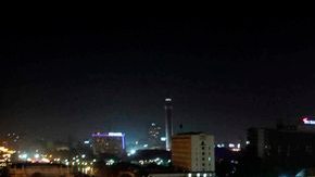Centenares de personas celebran en la plaza Tahrir, en El Cairo (Egipto), el primer aniversario del inicio de la revolución.