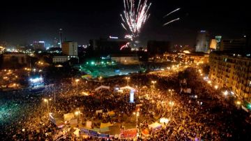 Centenares de personas celebran en la plaza Tahrir, en El Cairo (Egipto), el primer aniversario del inicio de la revolución.