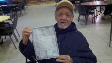 Angel Ortiz, de 74 años, muestra su nuevo certificado de nacimiento de Puerto Rico.