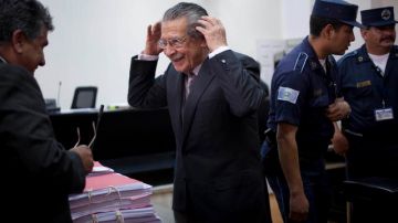 El expresidete Efraín Rios Montt gesticula con uno de sus abogados durante la audiencia de ayer en su contra.