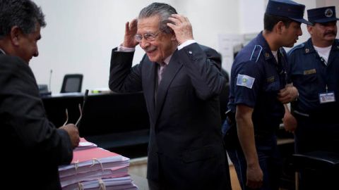 El expresidete Efraín Rios Montt gesticula con uno de sus abogados durante la audiencia de ayer en su contra.