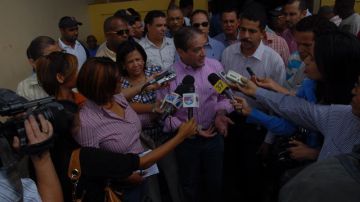 El presidente del Senado, Reinaldo Pared Pérez, habla con la prensa.