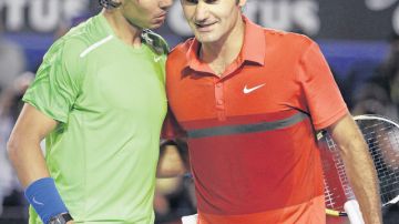 Rafael Nadal (izq.) y Roger Federer (der.) se felicitan mutuamente tras el partido.