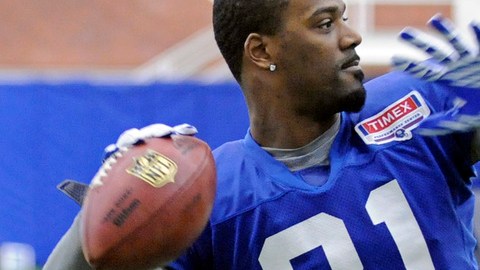 El cornerback Aaron Ross ejecuta un pase en los entrenamientos de ayer.