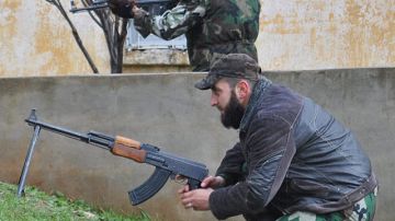 Desertores del ejército sirio vigilan un poblado en Deir Baghlaba.