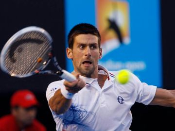 Novak Djokovic devuelve un disparo de Andy Murray en el choque de ayer.