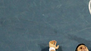 El serbio Novak Djokovic yace en el suelo después de vencer a un Andy Murray que nunca se rindió.