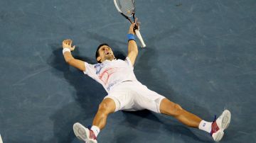 El serbio Novak Djokovic yace en el suelo después de vencer a un Andy Murray que nunca se rindió.