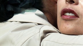 Darlene Durán sostiene la foto de su hija,  Bree'Anna Guzmán Ruiz, cuyo cuerpo sin vida  fue encontrado el jueves.