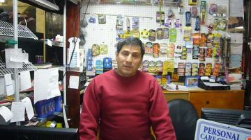 Luis Rodríguez, dueño de la tienda Los Amigos Groceries, en East Haven, confía en que la situación para los latinos de la zona va a mejorar.