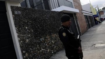Un agente de las Fuerzas Especiales Policiales resguarda la residencia del exjefe de estado José Efraín Ríos Montt.