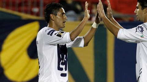David Izazola (11) y Eduardo Herrera (d), de Pumas de la UNAM, autores de un tanto cada uno en la victoria 2-0 de su equipo sobre el FC Dallas, en la ConcaChampions el pasado 21 sde septiembre, en Frisco, Texas.