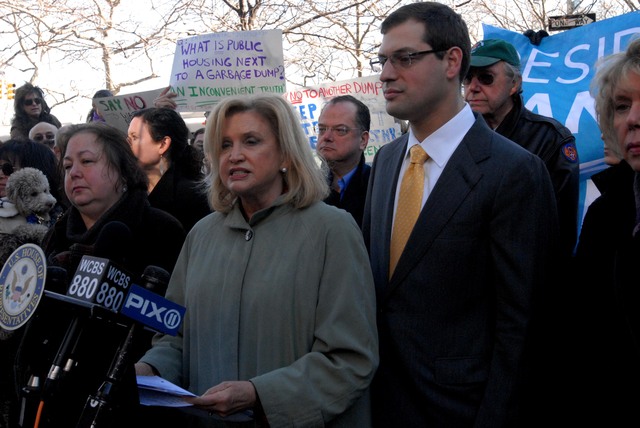 La representante Carolyn Maloney (centro), la senadora estatal Liz Krueger (izq.), y otros políticos se unieron a residentes para condenar el establecimiento de una planta de desperdicios.