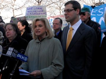 La representante Carolyn Maloney (centro), la senadora estatal Liz Krueger (izq.), y otros políticos se unieron a residentes para condenar el establecimiento de una planta de desperdicios.