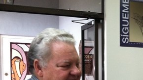 Juan Manuel Salvat, dueño de la Librería Universal y exlider  del Directorio Revolucionario Estudiantil, y Guillermo Martinez, uno de los primeros periodistas hispanos de 'The Miami Herald'  (der.).