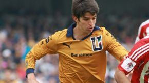 Emilio Orrantia (i) y el delantero Javier Cortés (d) de Pumas disputan un balón con Marco Fabián (c) de Chivas.