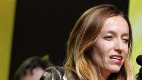 La directora Marialy Rivas (izq.) y la guionista Camila Gutierrez (der.) de 'Joven y Alocada'.