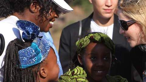 La cantante de pop durante una de sus  visitas al país africano.