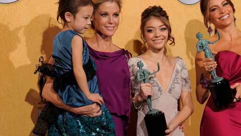 El elenco de 'Modern Family', con Sofía Vergara  (der.), posa con el premio.