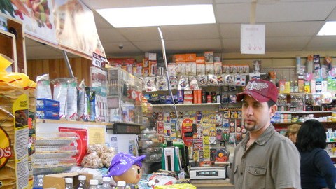 Carlos Polanco, propietario del supermercado Los Amigos de Tampa, dice que votará por Obama.