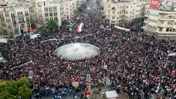 Seguidores del presidente sirio, Bachar al Asad, se concentran en la plaza Sabe Bahrat de Damasco, Sirio, para mostrar su rechazo al plan de la Liga Árabe.