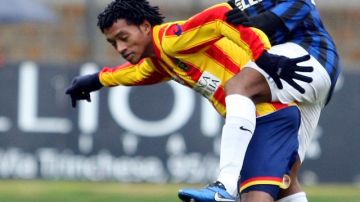 El colombiano  Juan Guillermo Cuadrado (izq.) del Lecce, protege el balón del acoso del nigeriano  Obi  del Inter.