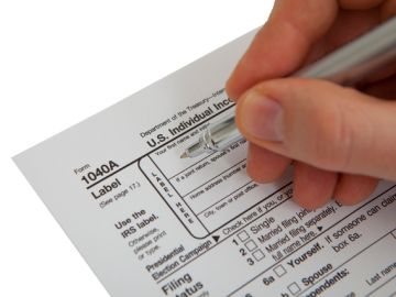 Muchas familias tienen derecho a recibir un crédito cuando llenan los formularios de impuestos.